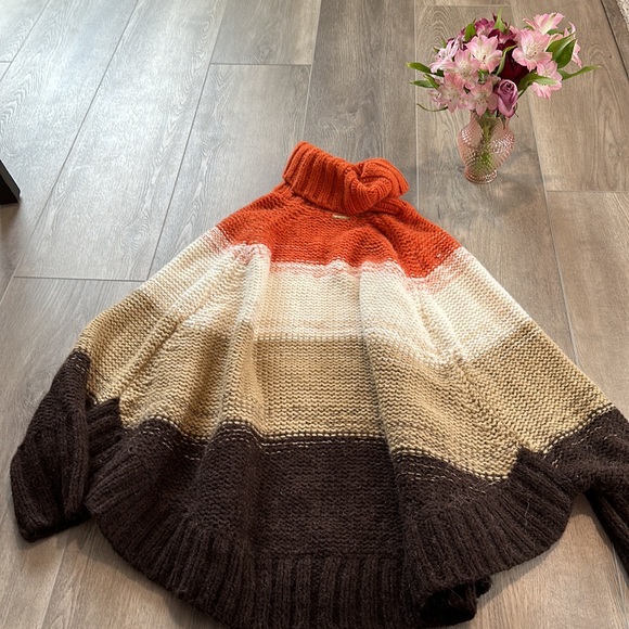Alpaca wool blend Michael Kors poncho. Fall poncho. - Picture 13 of 16